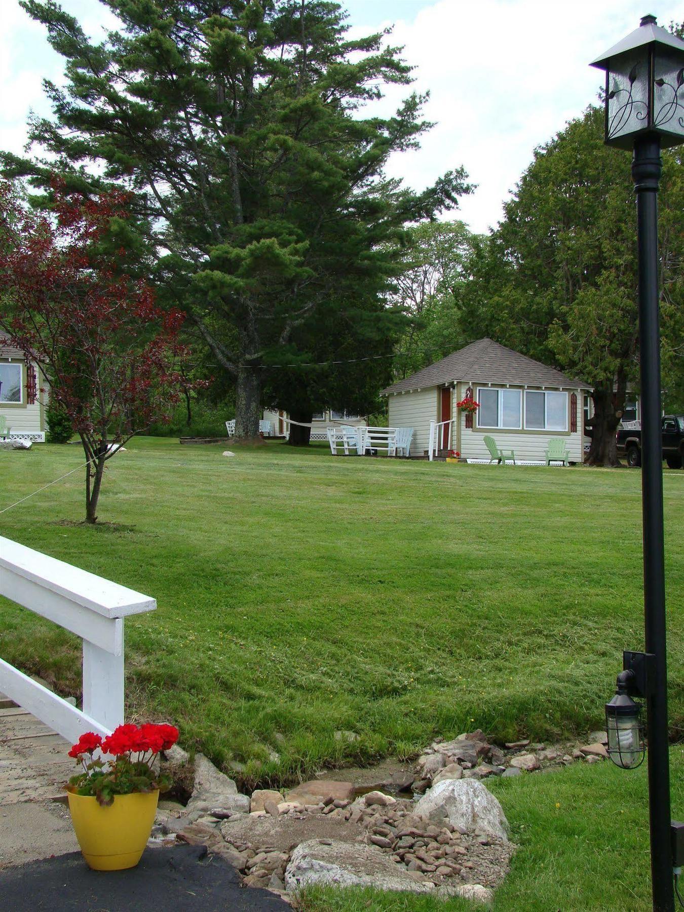 Bay Leaf Cottages & Bistro Линкълнвил Екстериор снимка